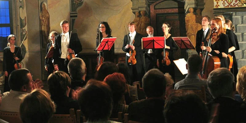 Das Orchester spielt vor Publikum auf Schloss Wilhelmsburg.