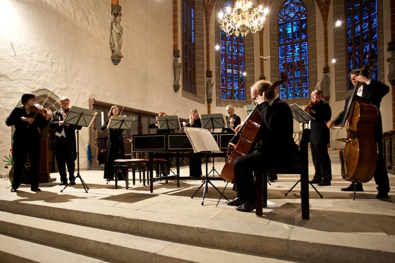 Das Kammerorchester im Altarraum der Stadtkirche Schmalkalden.