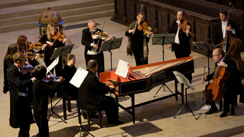 Das Orchester mit Cembalo im Altarraum der Stadtkirche.