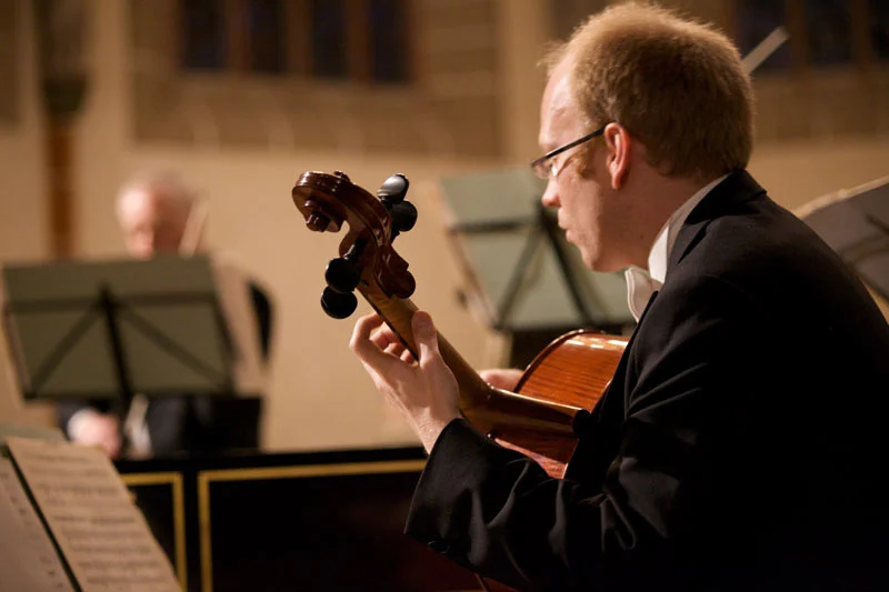 Ein Cellist im Konzert in der Stadtkirche.