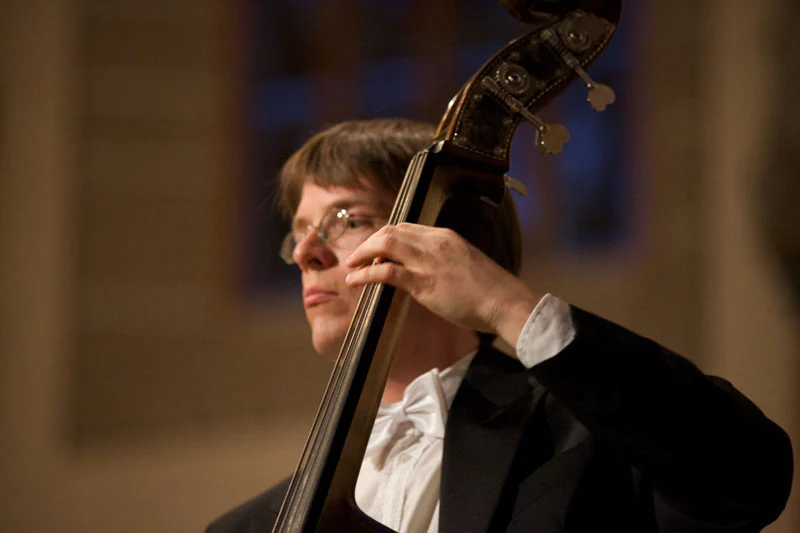 Ein Kontrabassist im Konzert in der Stadtkirche.