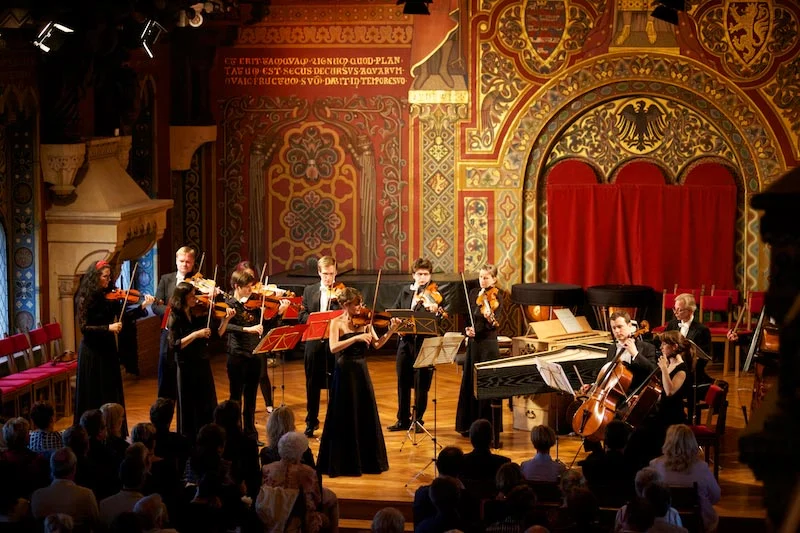 Das Orchester vor Publikum im Festsaal der Wartburg.