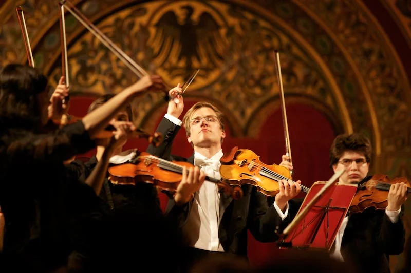 Zwei Geiger im Konzert auf der Wartburg.