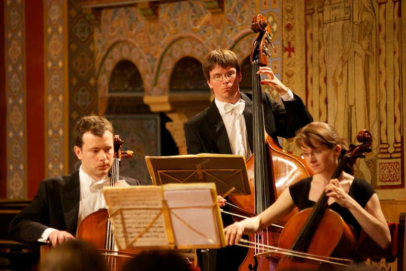 Ein Kontrabassist und eine Cellistin im Konzert auf der Wartburg.