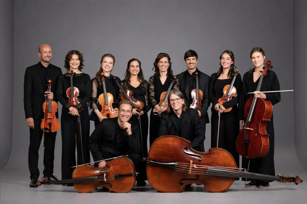 Das Südthüringische Kammerorchester mit Violinen, Celli und Kontrabass.