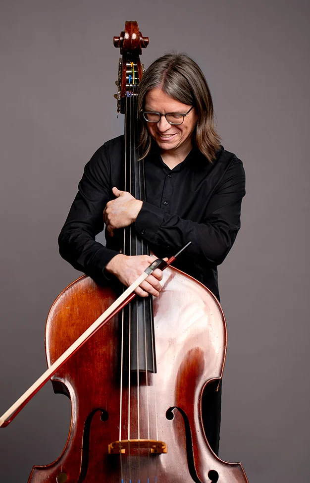 Alexander Becker mit Kontrabass