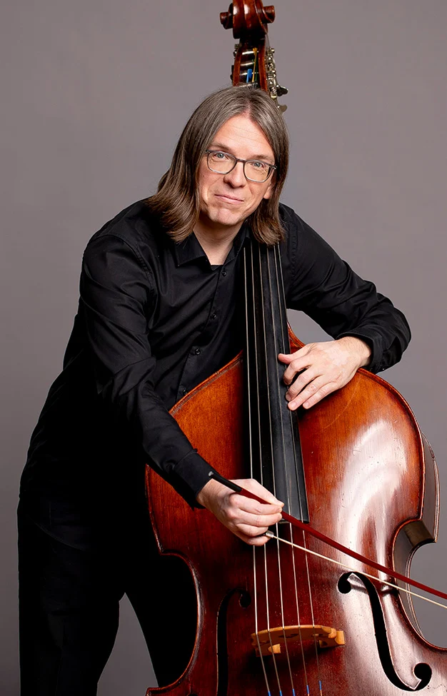 Alexander Becker mit Kontrabass