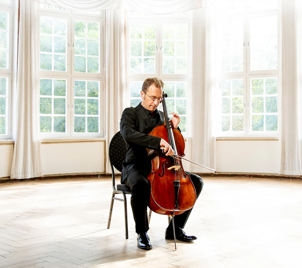 Martin Hess mit Violoncello