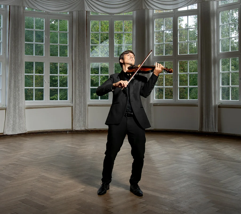 Henri Kühnert mit Violine