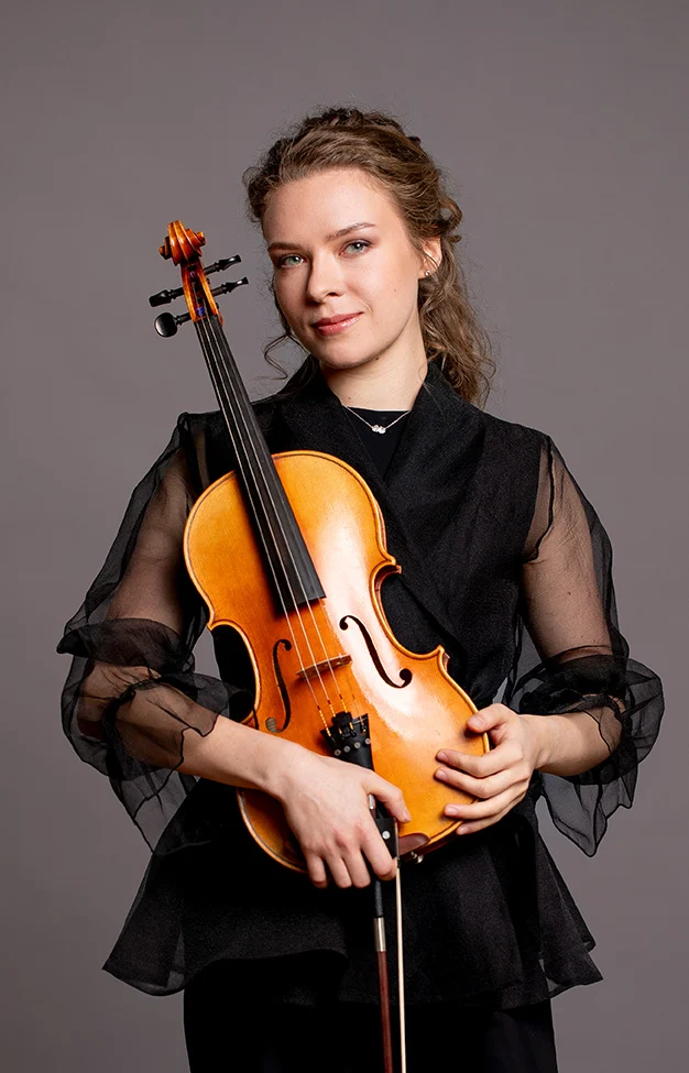 Viktoria Mendzhul mit Viola