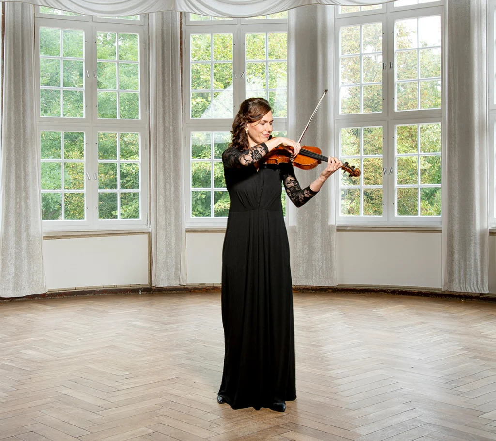 Rebekka Dusdal mit Violine