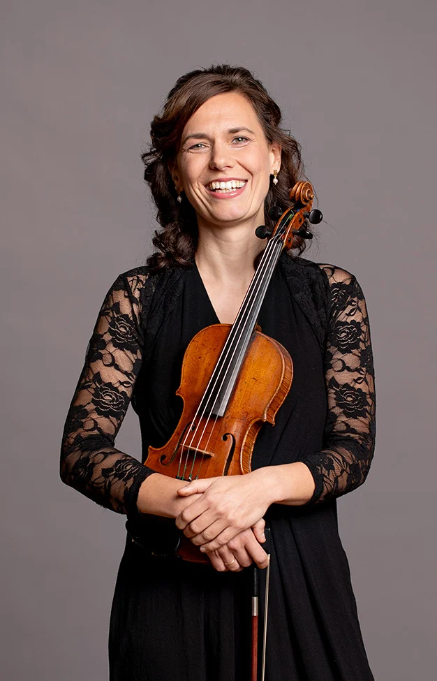 Rebekka Dusdal mit Violine