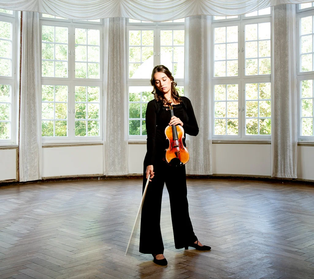 Anna Mrosek mit Violine